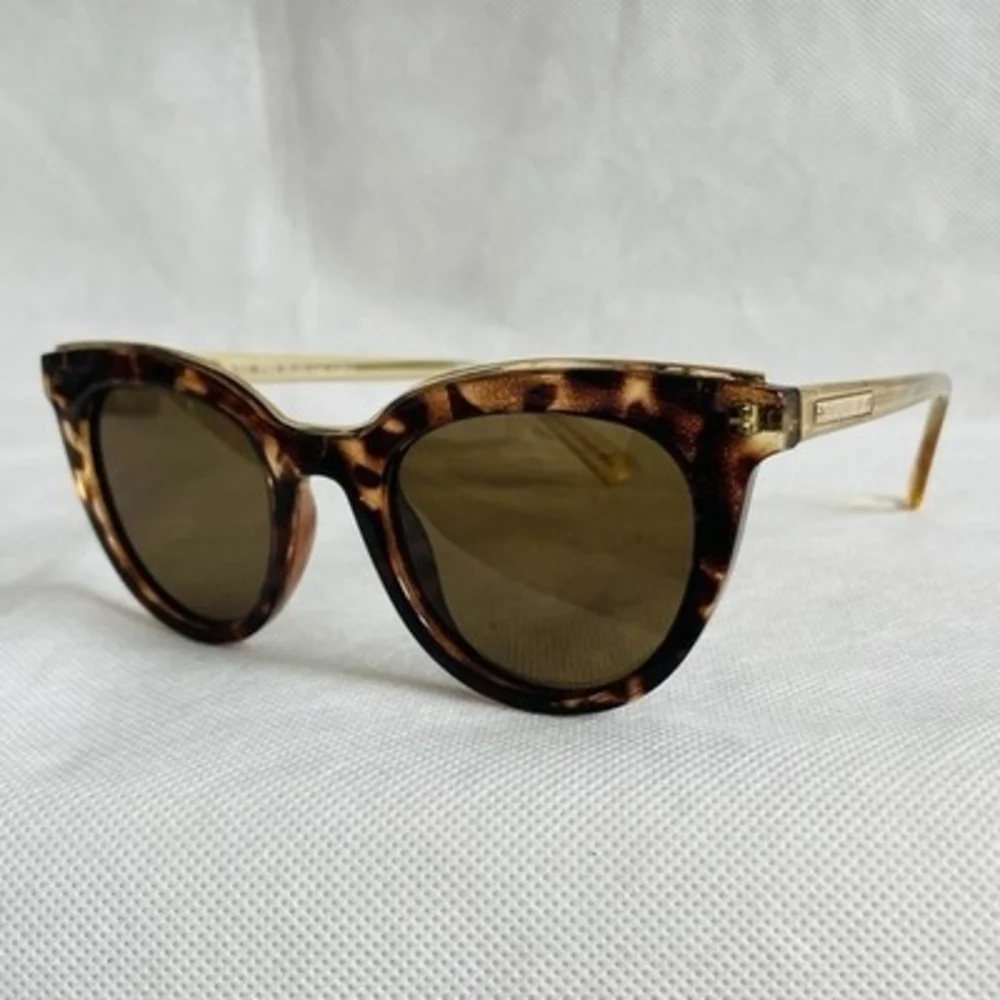 Prive Revaux The Kiki Tortoise Shell Brown Polarized Sunglasses Case Cloth